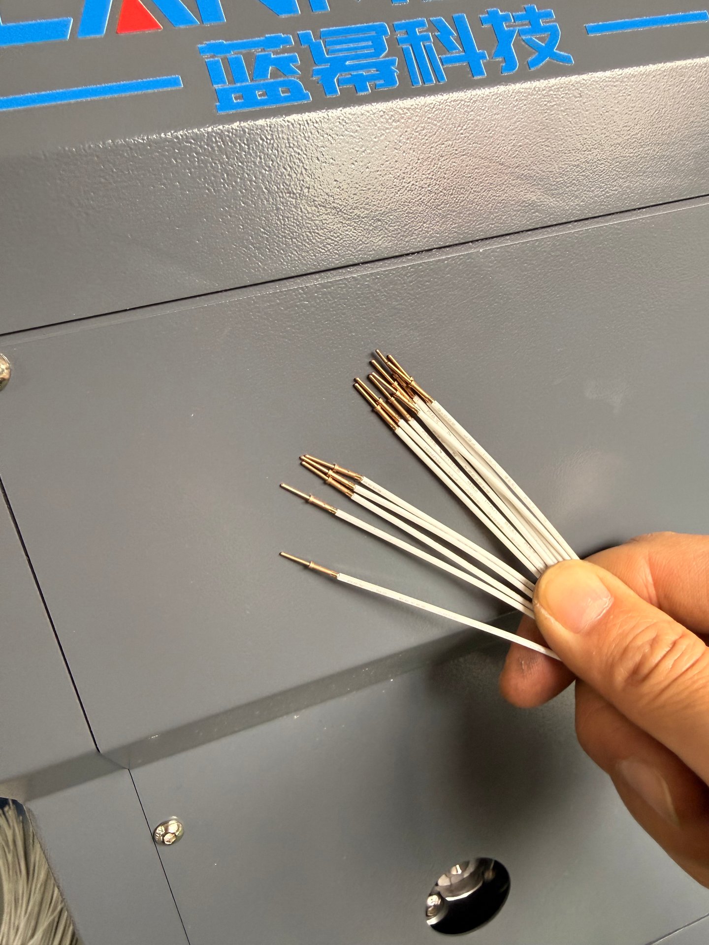 Lanneas twist-pin crimping machine with finished twist-pin contacts