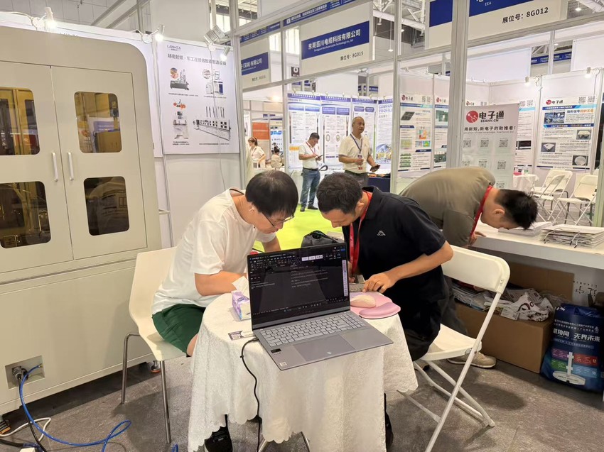 Lanneas staff in technical discussion with a visitor